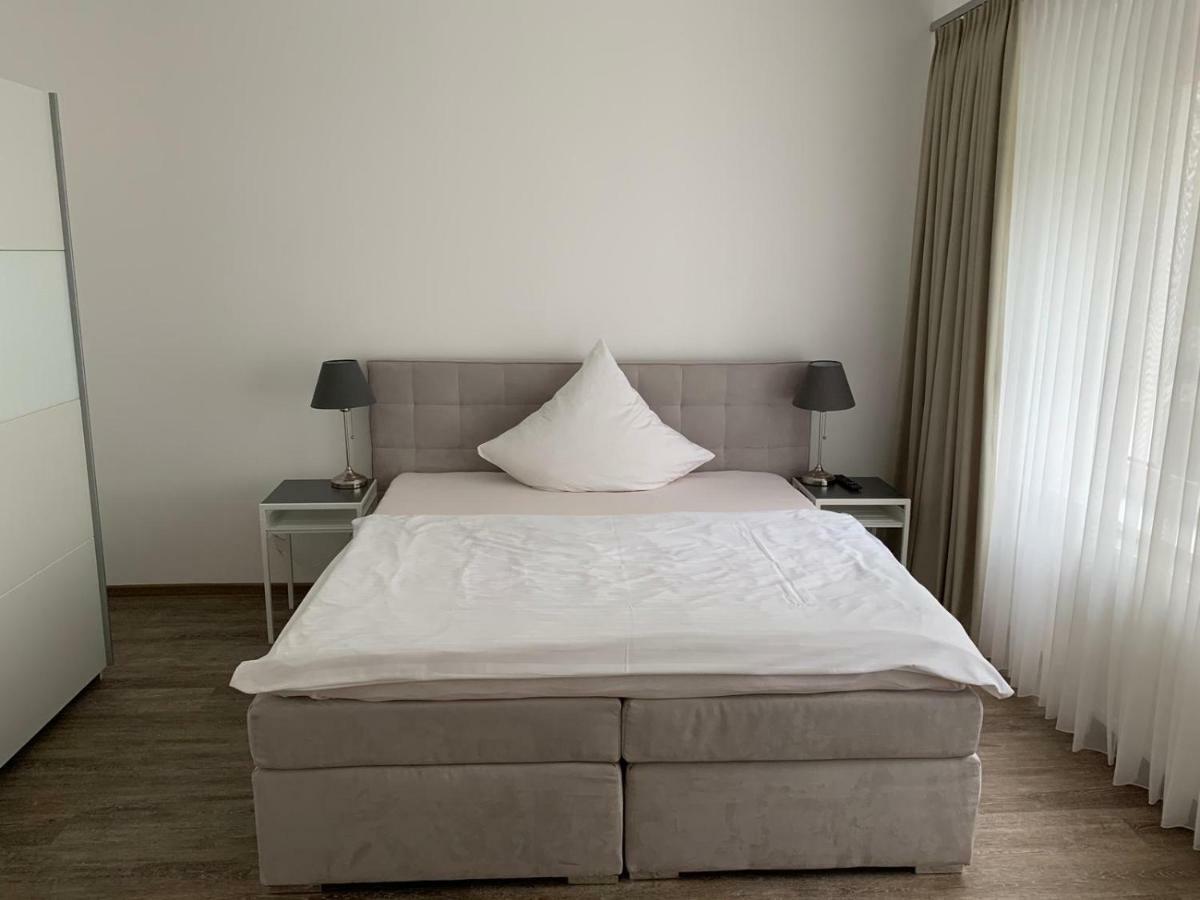 Hotel Und Apartment Garni Eurode Live แฮร์โซเกนราธ ภายนอก รูปภาพ